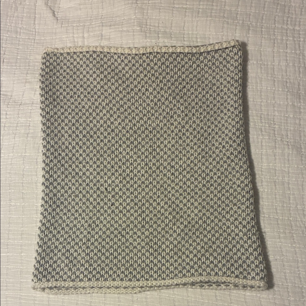 Gray and white funnel scarf